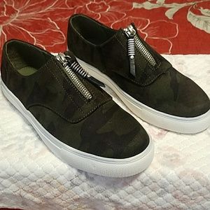 Madden girl camo slip on